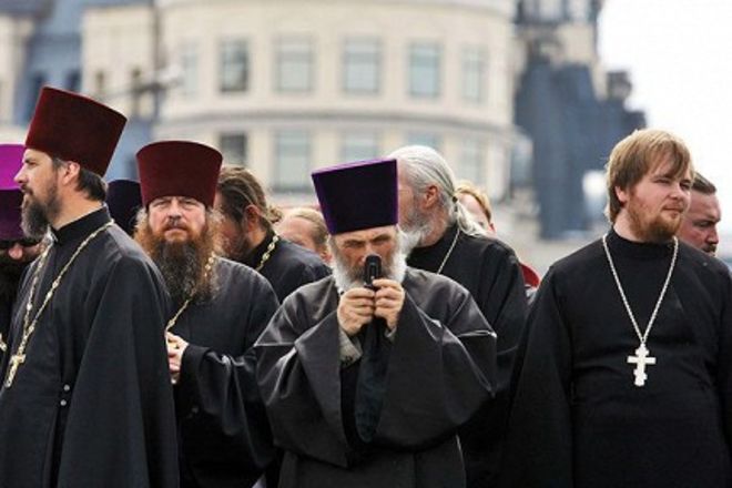 Orthodoxe Priester auf der Straße