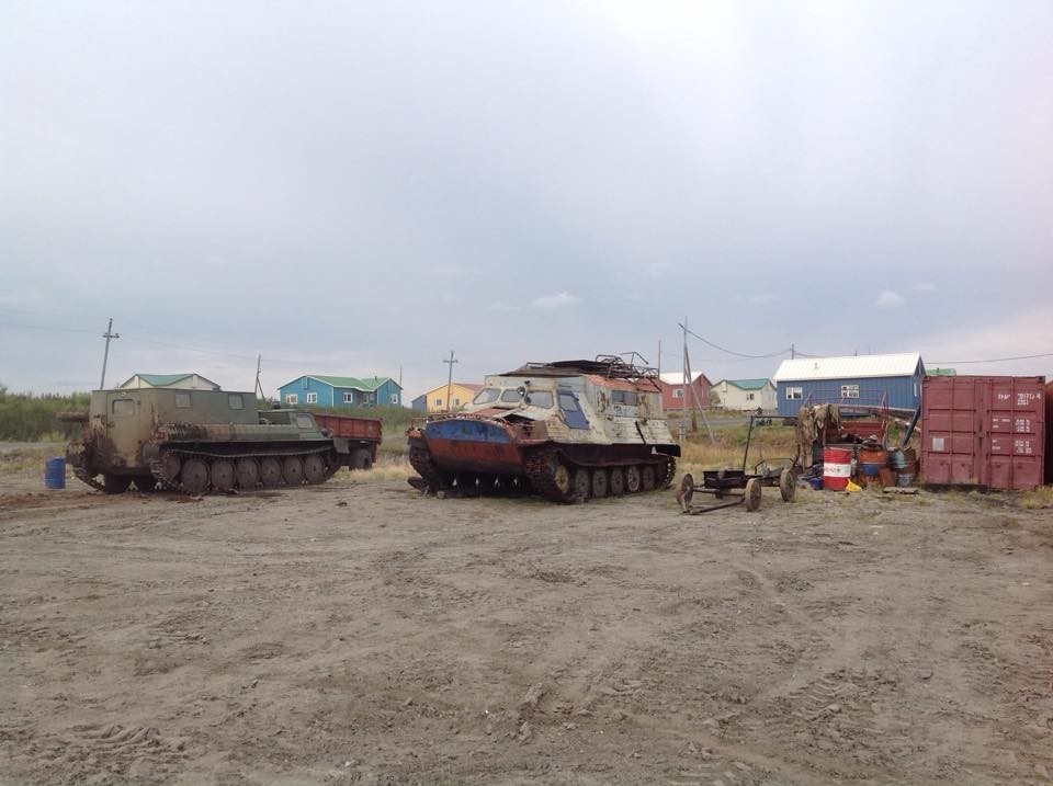 In Kantschalan parken Geländefahrzeuge auf Ketten, die aussehen wie Panzer.